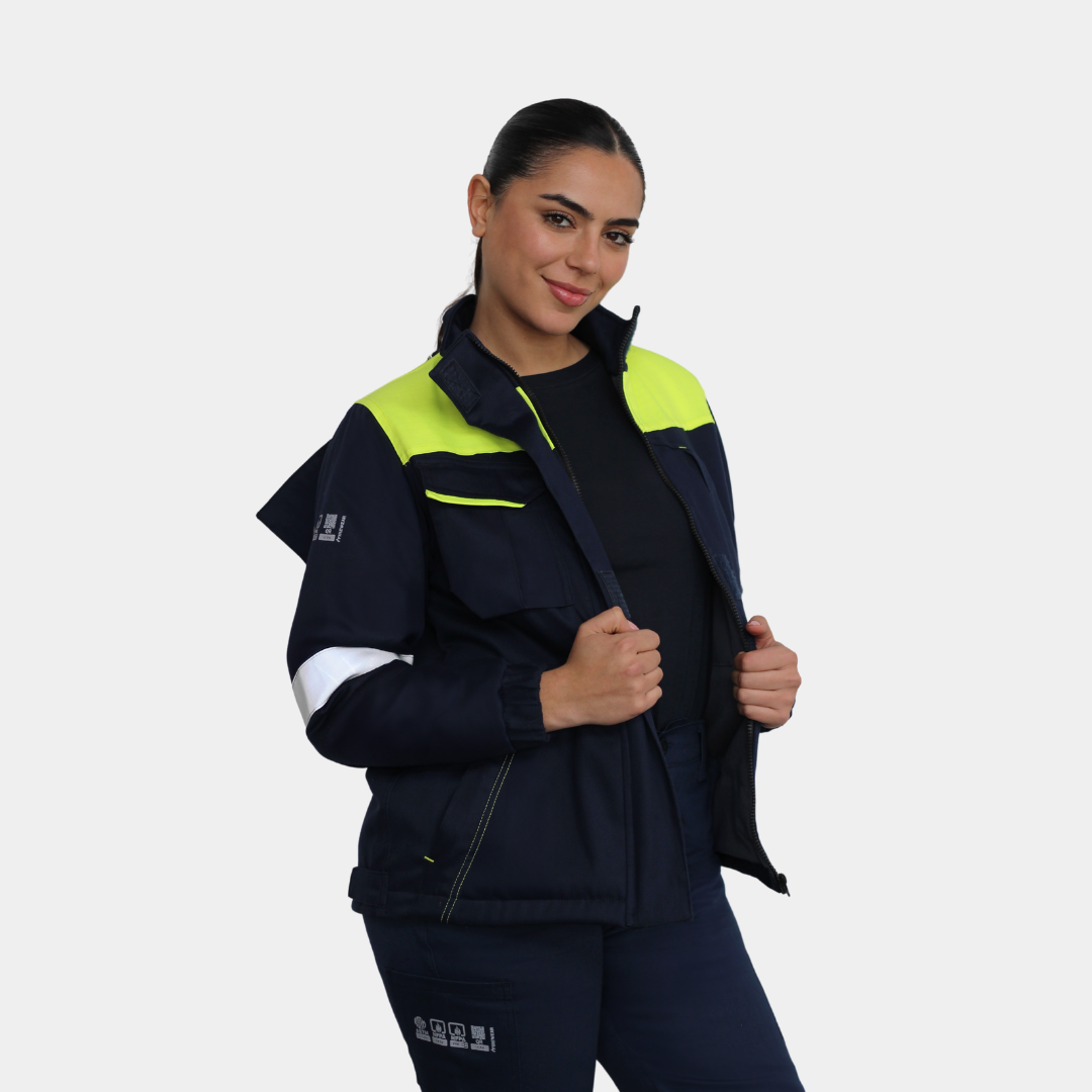 Detalle de cuello y capucha de parka ignífuga impermeable FIREWEAR®.